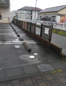 台風で壊れたフェンス